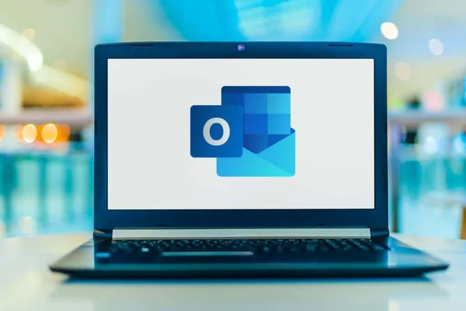 Cómo mover la barra de herramientas de Microsoft Outlook de un lado a otro